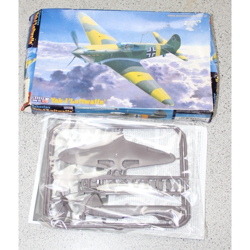 1512 - Qty of kit model toys to include 1/48 scale WWII German infantry set and a Kenny Penny flying indoor... 