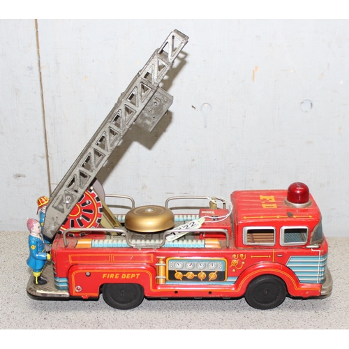 1522 - Vintage tin plate fire engine marked K made in Japan