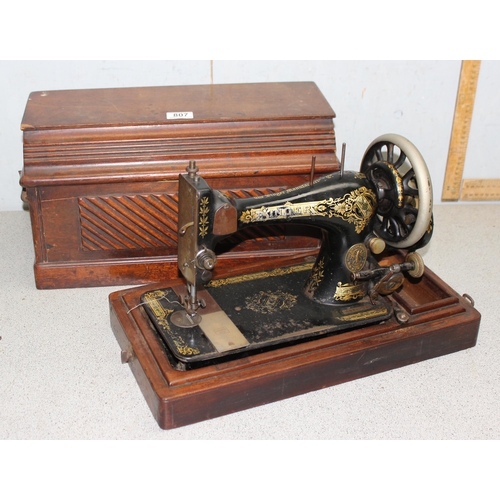 807 - Vintage hand cranked singer sewing machine in wooden case