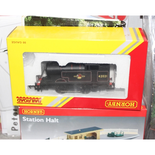 1548 - Qty of Hornby train accessories to include Extension pack B, C and E, Waiting rooms and Station Holt