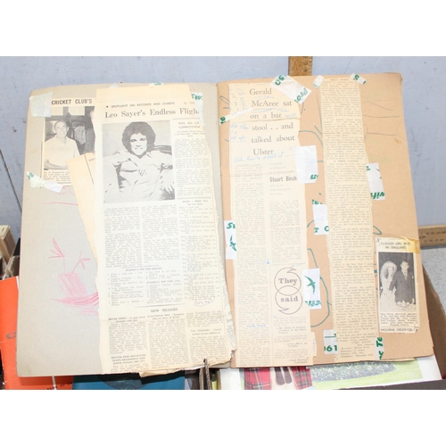 552 - Mixed lot of ephemera to include autographs, photos, newspaper cuttings and postcards