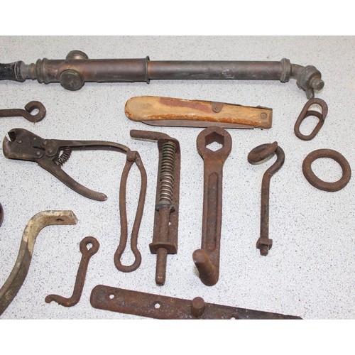 826 - Qty of assorted vintage tools etc