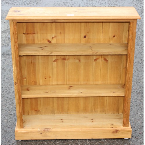 70 - A small vintage pine bookcase, approx 76cm wide x 20cm deep x 84cm tall