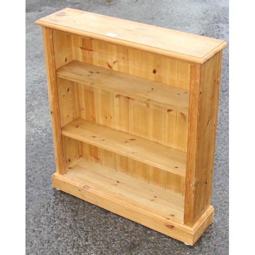 70 - A small vintage pine bookcase, approx 76cm wide x 20cm deep x 84cm tall