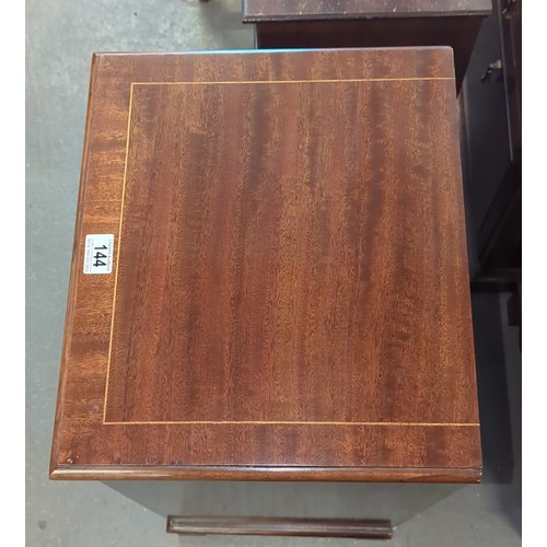 144 - A pair of good quality modern mahogany effect 4 drawer bedside chests of drawers, approx 42cm wide x... 