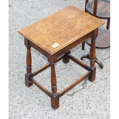 48 - A small vintage oak side table and a folding oak cake stand, the table approx 44cm wide x 29cm deep ... 