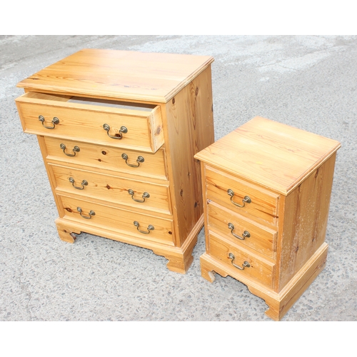 23 - A modern pine 4 drawer chest of drawers and a matching 3 drawer bedside cabinet, the 4 drawer chest ... 