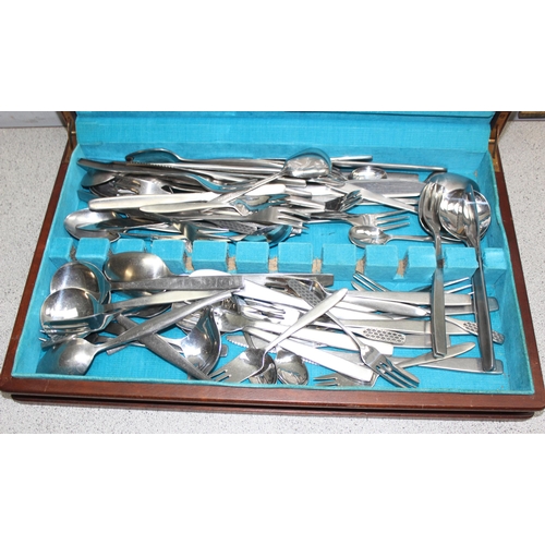 1008 - Wooden canteen of mixed stainless steel cutlery