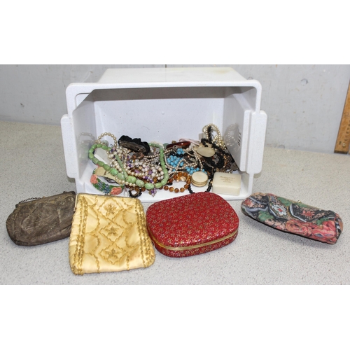 1118 - A large qty of assorted costume jewellery to inc boxes and pouches etc