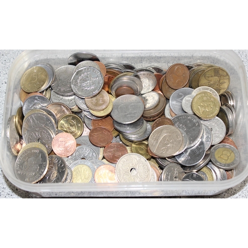 1237 - Qty of assorted mixed world coins, approx 1.6kg gross