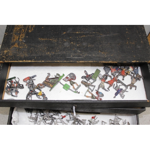 1510 - Vintage small chest of drawers with a qty of play-worn lead figures, some unpainted