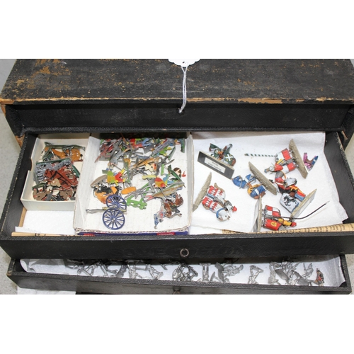 1510 - Vintage small chest of drawers with a qty of play-worn lead figures, some unpainted