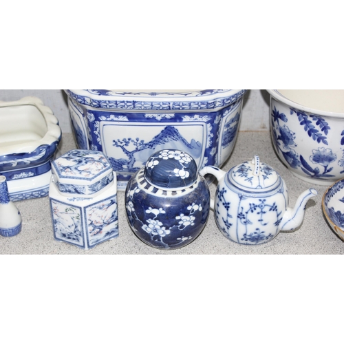 1708 - Qty of assorted antique and later blue and white Oriental ceramics to inc Chinese