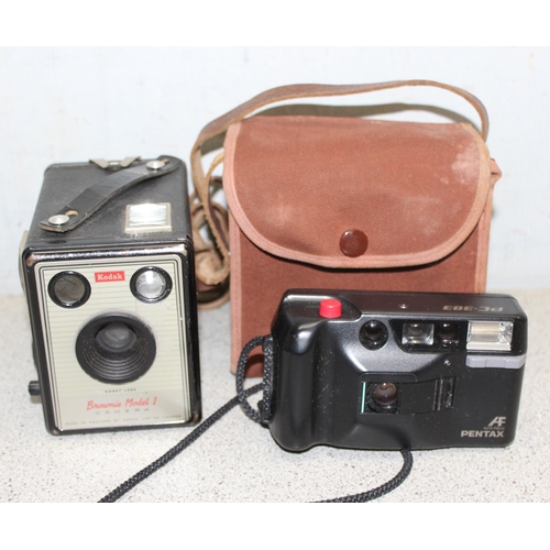 650 - Qty of assorted vintage cameras and binoculars etc