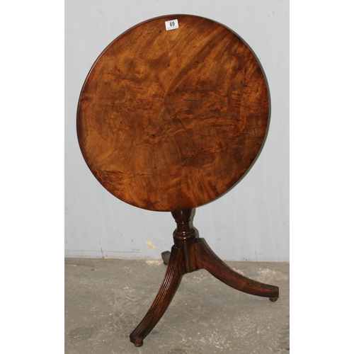 68 - A Georgian tilt top mahogany table with tripod base and pad feet, approx 79cm wide x 79cm deep x 72c... 