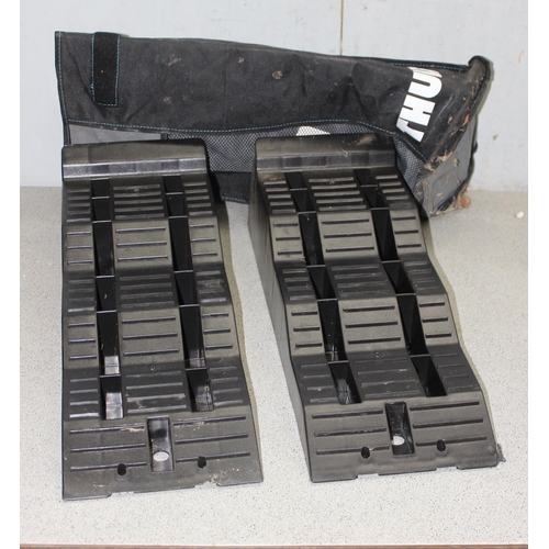 806 - 2 sets of axle stands & set of Thule car ramps