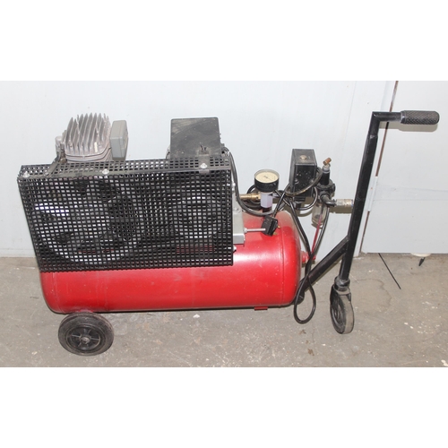 814 - Air compressor on wheels