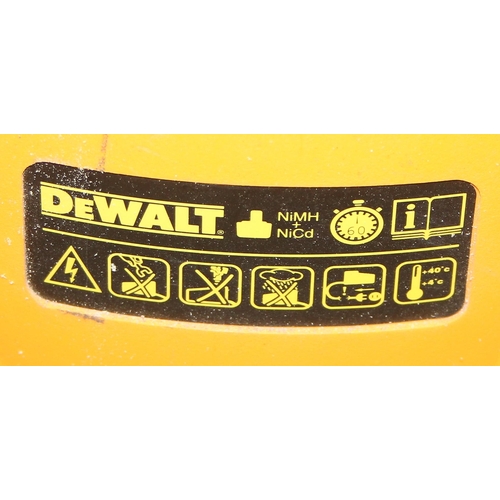 816 - Dewalt site radio