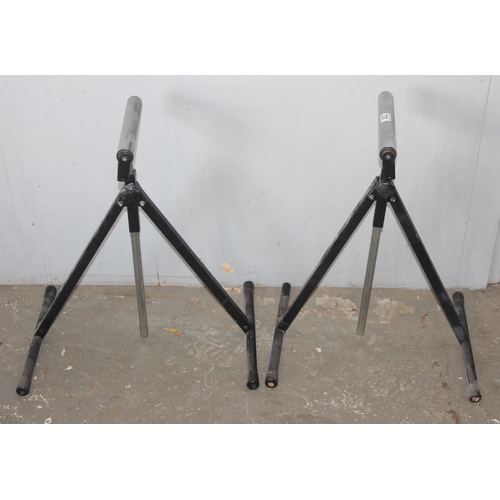 822 - A pair of adjustable roller topped trestle stands