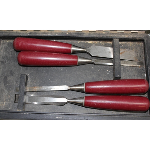 824 - Assorted chisels, in two boxes