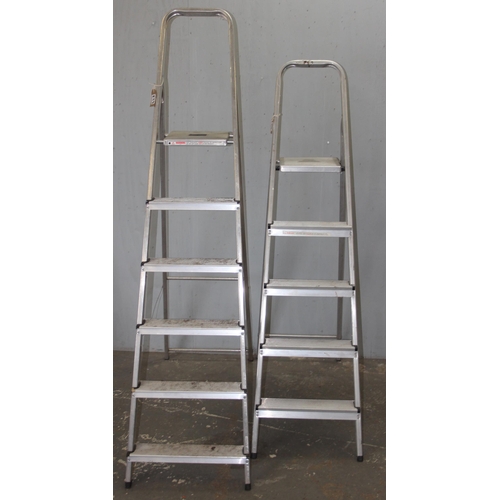 829 - 2 aluminium step ladders