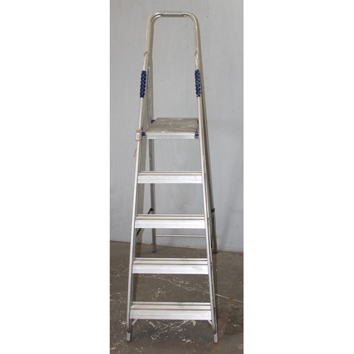 830 - Abru aluminium step ladder