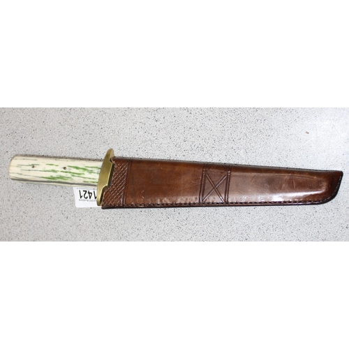 1421 - Heavy duty knife in sheath with Damasus blade and dyed bone handle, approx 42cm