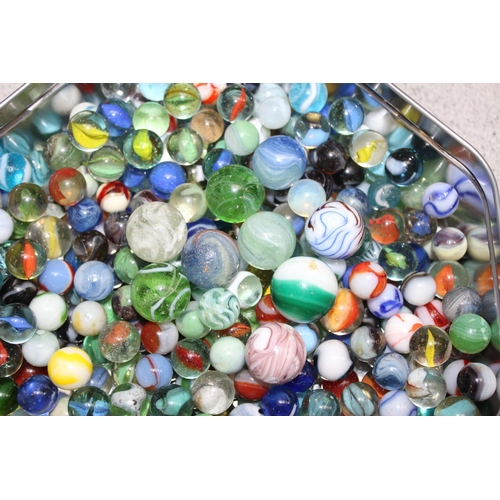 1512 - Qty of assorted vintage glass marbles, approx 2.3kg gross