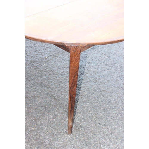 117 - A retro Scandinavian mid-century Danish rosewood circular extending dining table, designed by Henry ... 