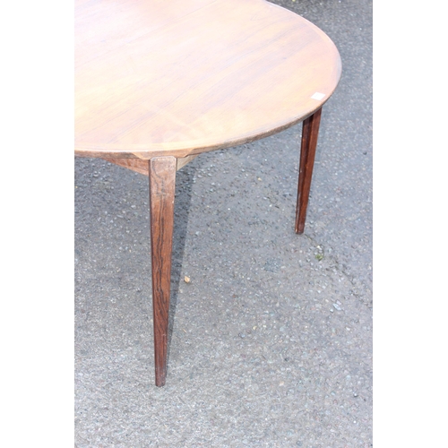 117 - A retro Scandinavian mid-century Danish rosewood circular extending dining table, designed by Henry ... 