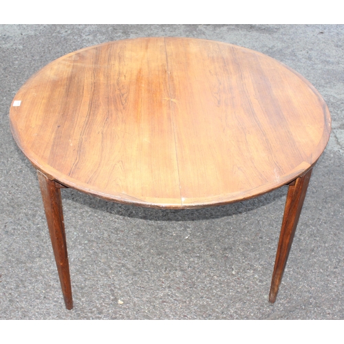 117 - A retro Scandinavian mid-century Danish rosewood circular extending dining table, designed by Henry ... 