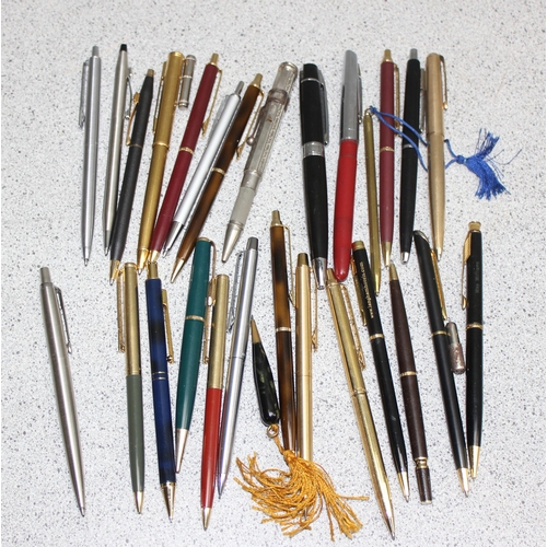 1626 - Qty of vintage and later propelling pencils and ballpoint pens to inc Parker etc