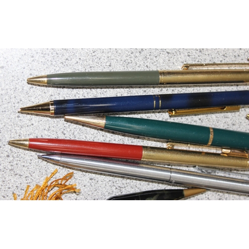 1626 - Qty of vintage and later propelling pencils and ballpoint pens to inc Parker etc