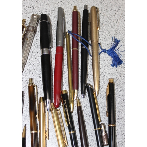 1626 - Qty of vintage and later propelling pencils and ballpoint pens to inc Parker etc