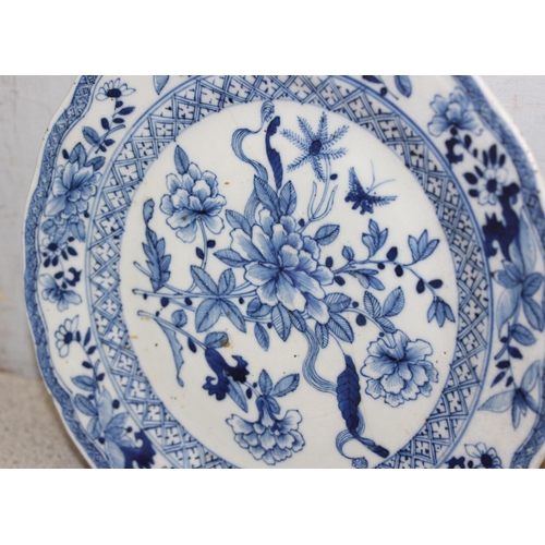 1639 - Late 18th/early 19th century blue and white Chinese ceramic plate with floral and diamond pattern de... 