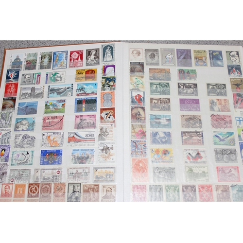 511 - Large qty of stamps in albums containing GB, rest of the world, mainly 20th century