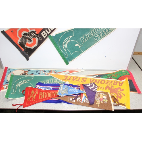 732 - Qty of vintage American sports wall pennant flags, mainly Baseball and American Football