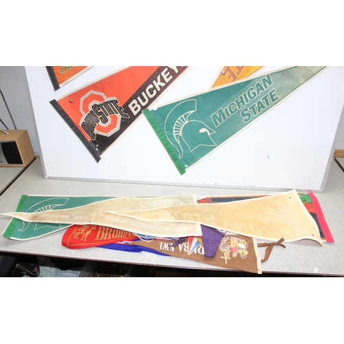 732 - Qty of vintage American sports wall pennant flags, mainly Baseball and American Football