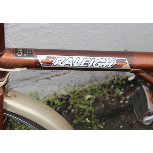 735 - Vintage Raleigh Shopper bicycle