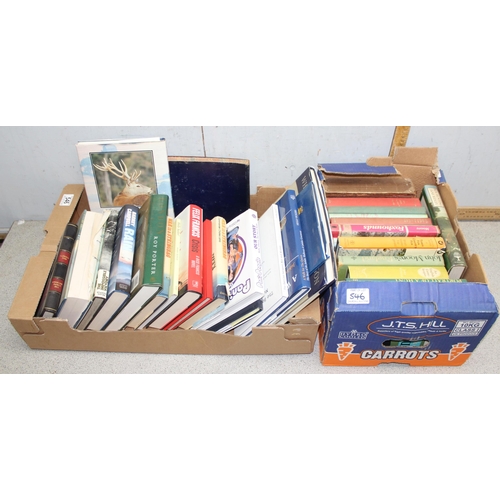 539 - A large qty of assorted books to incl 'The Bolds' by Julian Clary, signed