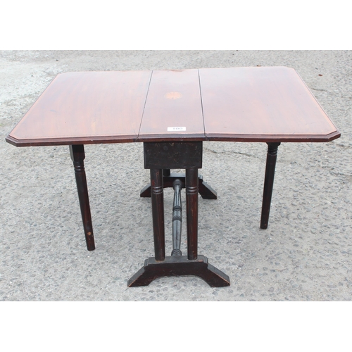 100 - Small mahogany Edwardian drop leaf Sutherland table with Sheraton revival inlay, approx 69cm W x 61c... 