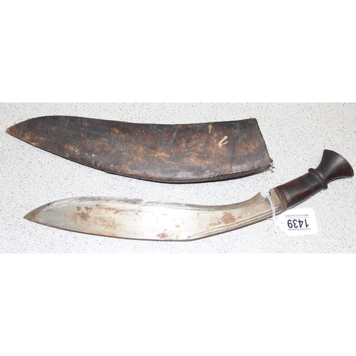 1439 - Antique Kukri knife in sheath, approx 47cm