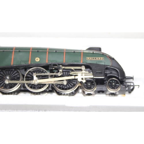 1528 - Hornby Railways OO gauge scale model in box of a B.R. Class A4 4-6-2 'Mallard' locomotive train engi... 