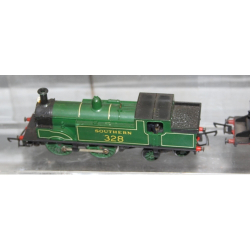 1532 - Boxed Grafar OO gauge model locomotive, and others unboxed to incl Flying Scotsman