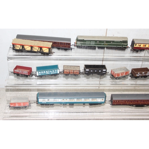 1536 - Qty of unboxed OO carriages and tenders and other model railway accessories to incl power boxes/tran... 