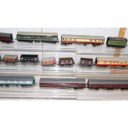 1536 - Qty of unboxed OO carriages and tenders and other model railway accessories to incl power boxes/tran... 