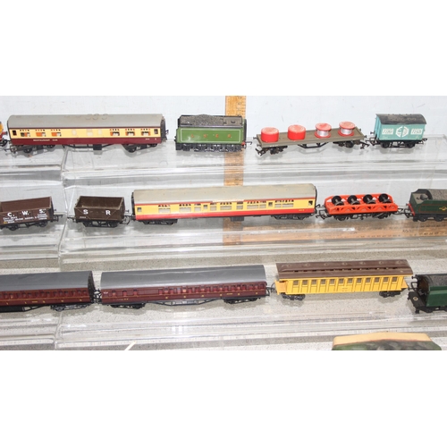 1536 - Qty of unboxed OO carriages and tenders and other model railway accessories to incl power boxes/tran... 