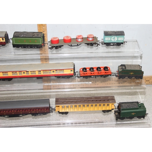 1536 - Qty of unboxed OO carriages and tenders and other model railway accessories to incl power boxes/tran... 