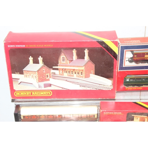 1537 - Boxed Hornby, Lima, Graham Farish train carriages, tenders, railway scenery etc