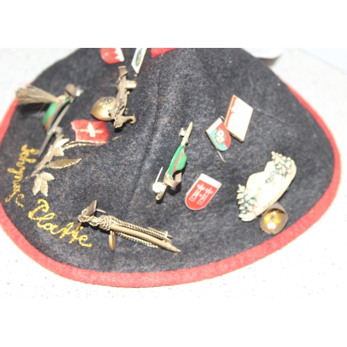 1629 - Vintage Jamboree cap with a selection of badges